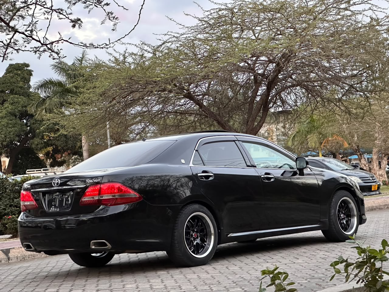TOYOTA CROWN thumbnail 3